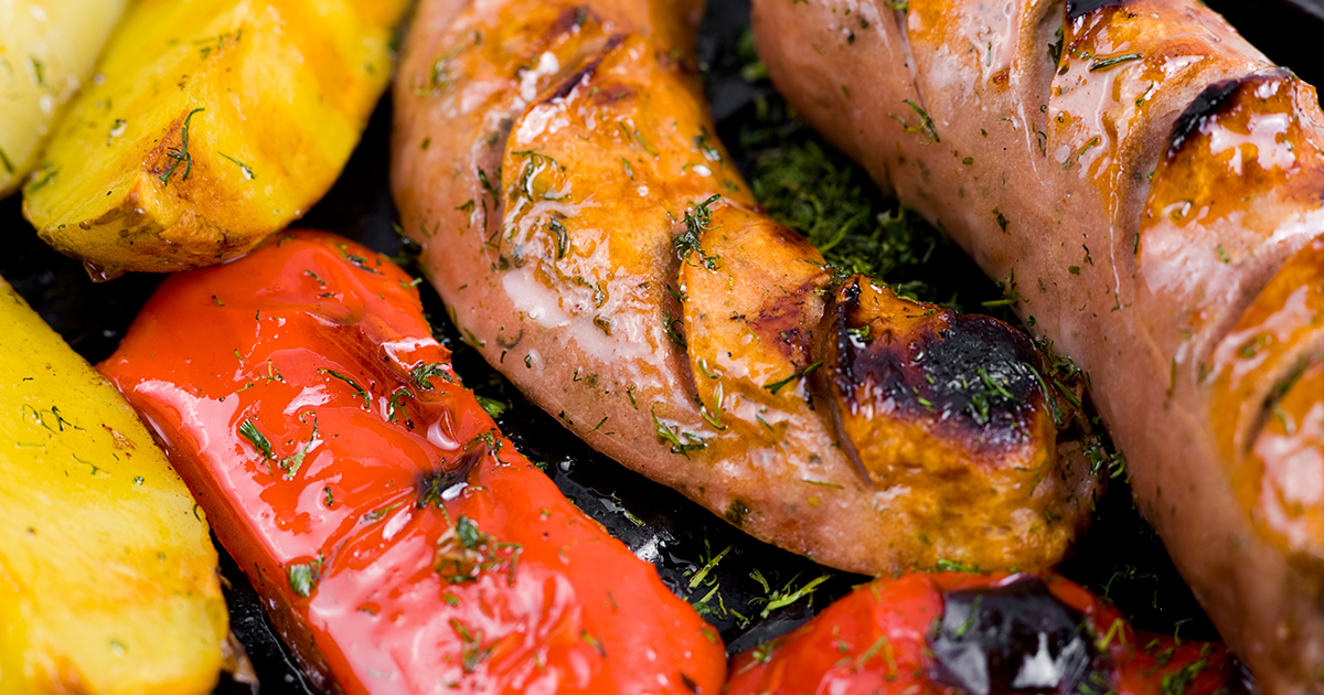 Veckans recept: Grillad korv, kyckling och fl&auml;skkar&eacute;