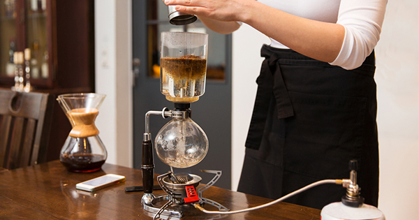 Brygga kaffe med hj&auml;lp av en vacuumbryggare.