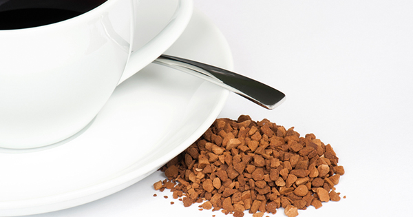 En kopp kaffe gjort av snabbkaffe.