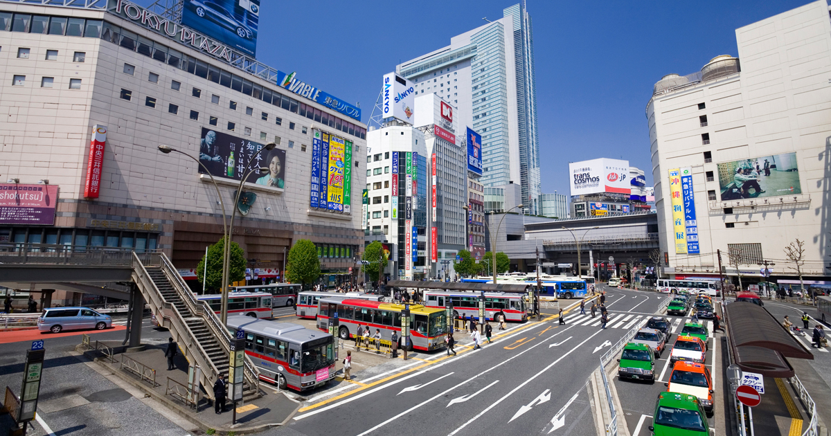 Shibuya i Tokyo. Shopping i varuhus med affärer för alla smaker.
