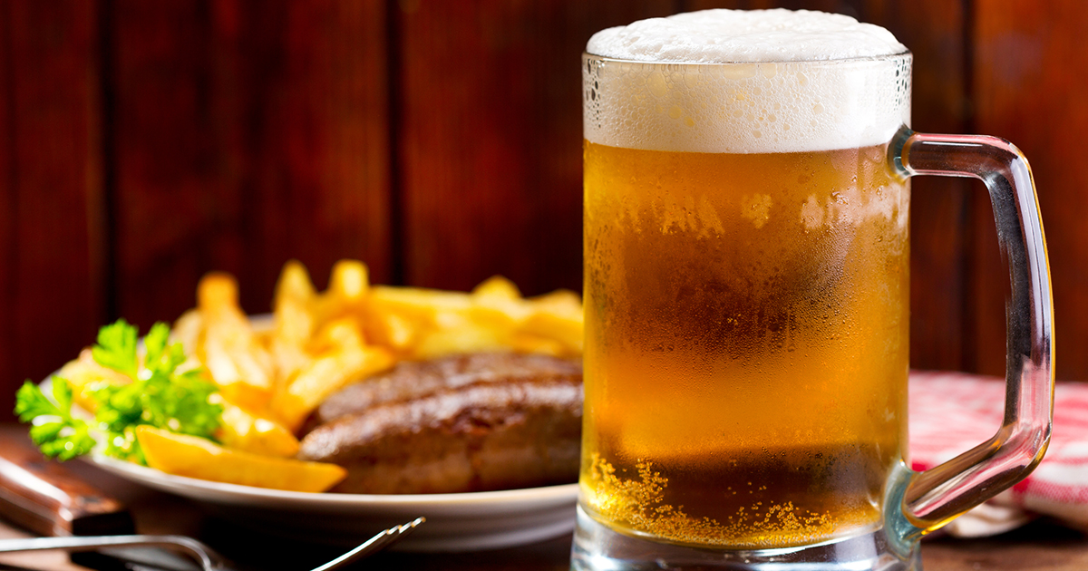 Brittisk pubmat. En &ouml;l serverat med korv och pommes.