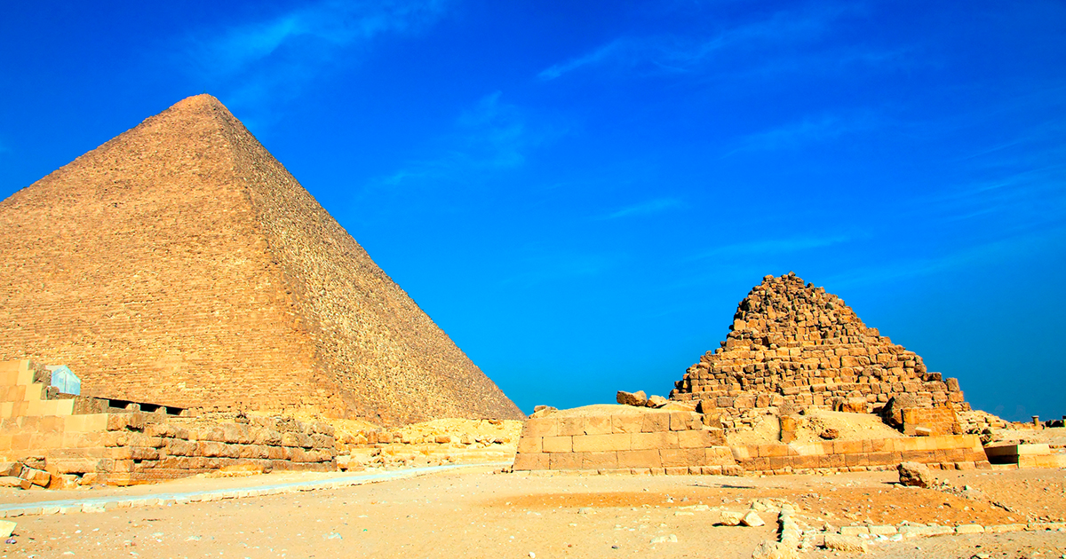 Bilden visar n&aring;gra pyramider i Giza, ett av v&auml;rldens sju (antika) underverk.