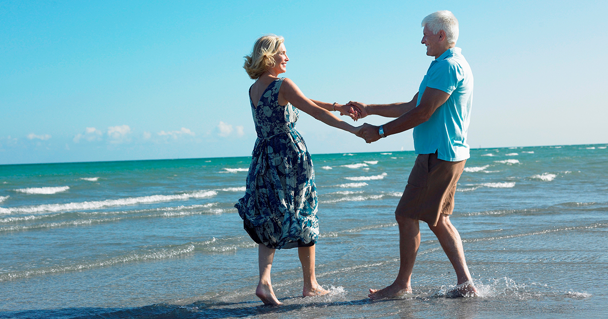 Ett par som dansar p&aring; en strand. 