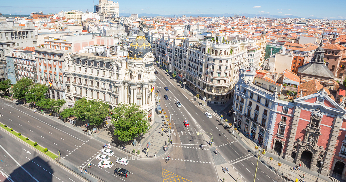 Här ser vi Gran Via, en central gata i Madrid.