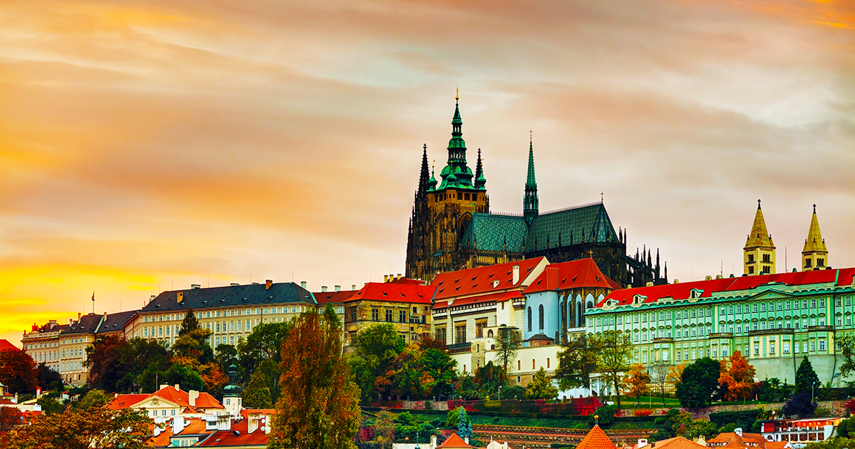 Prag slott under soluppgång.
