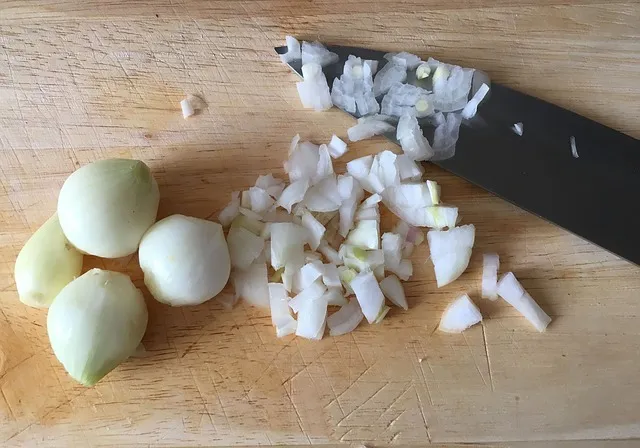 Så här hackar du en lök på bästa sätt