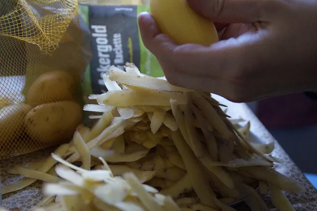 Släng inte potatisskalen, göra frasiga chips av dem!