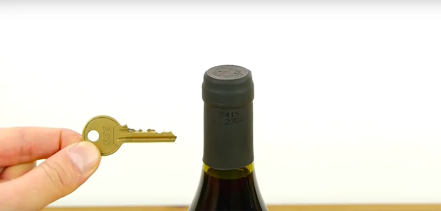 Öppna vinflaskan med en vanlig nyckel