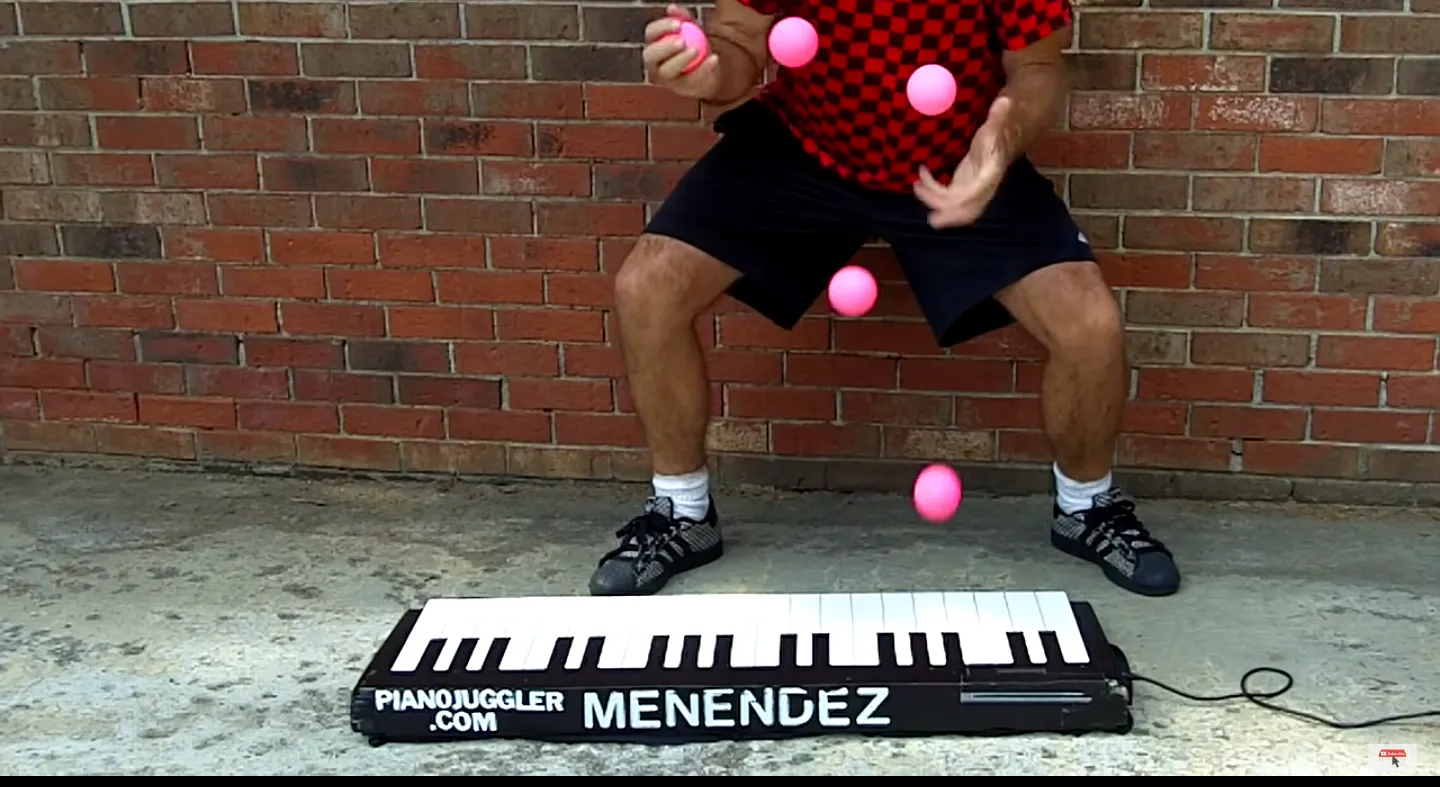 Han spelar piano med studsbollar