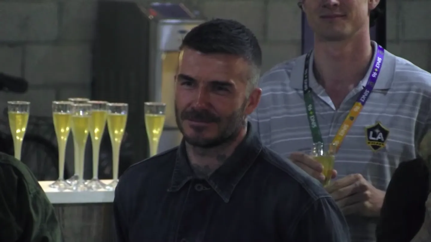 David Beckham tappar hakan när han får se sin staty