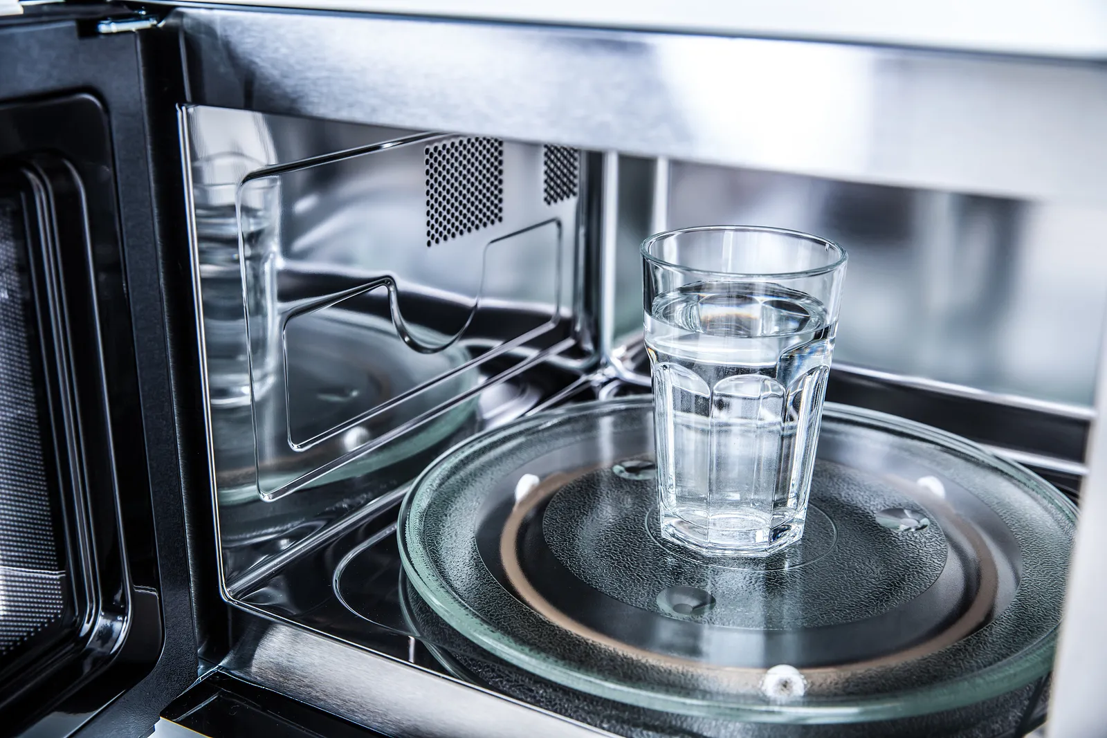 Värm maten med ett glas vatten i mikrovågsugnen