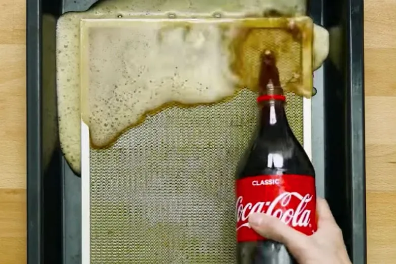 Tvätta fläktfiltret med Coca-cola