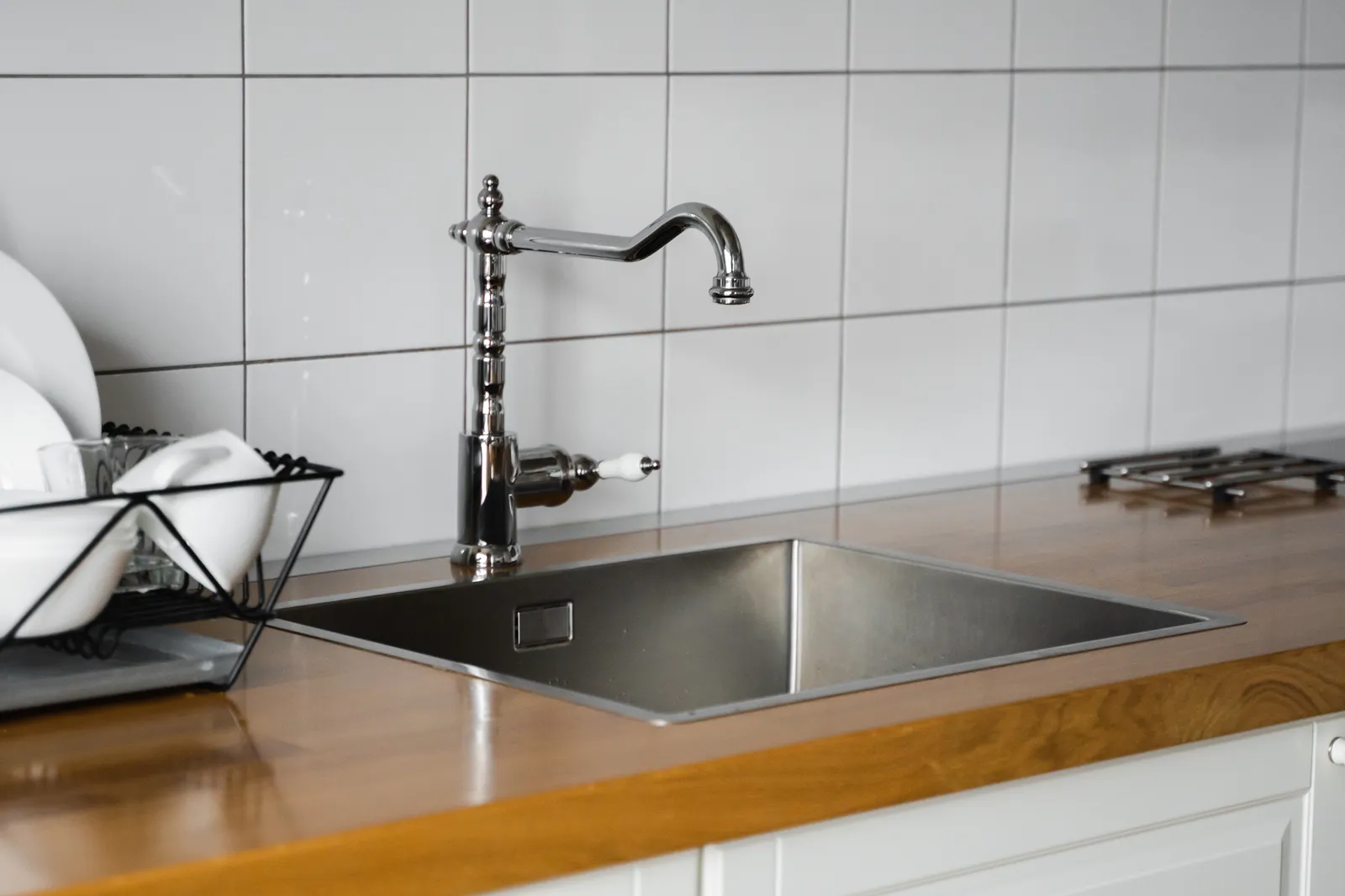 Därför ska du gnugga bakplåtspapper på kökskranen