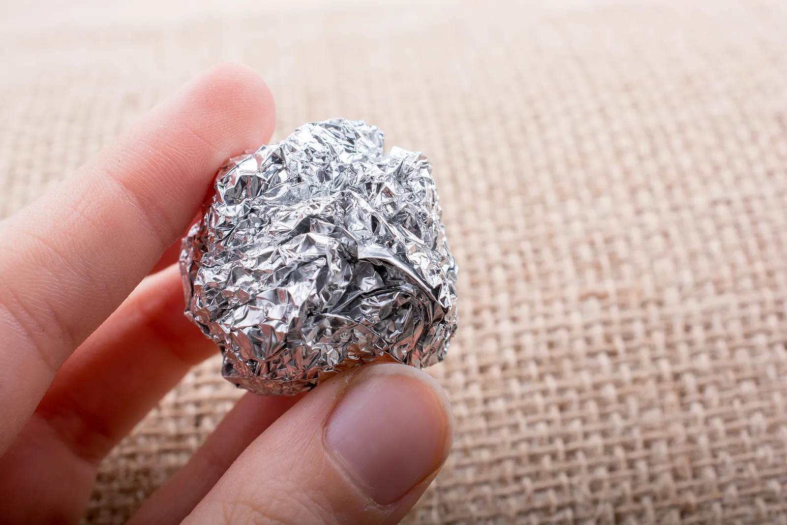 Därför ska du ha aluminiumfolie i diskmaskinen