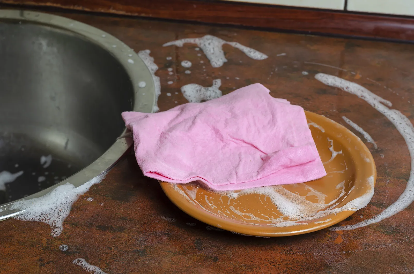 Bör man rengöra disktrasan i mikrovågsugnen?