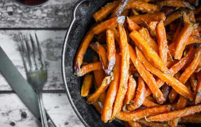 Krispiga pommes på sötpotatis