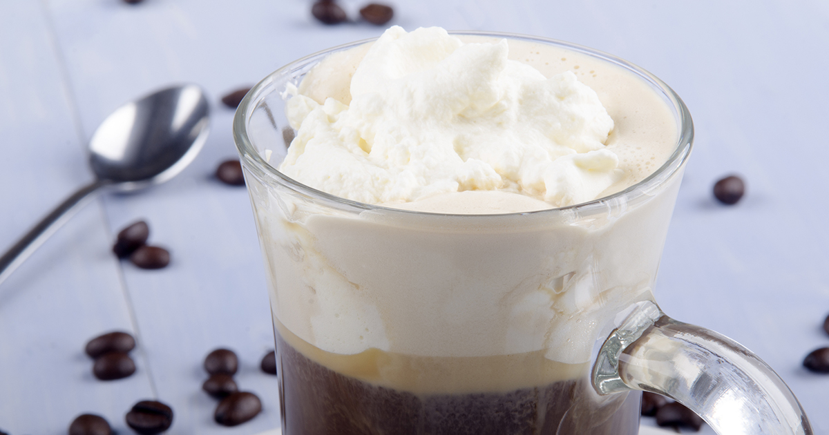 Irish Coffee serverad med vispgr&auml;dde.